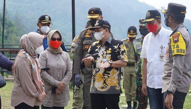 Bupati Semarang Ngesti Nugraha memberi arahan tentang penerapan prokes di tempat wisata