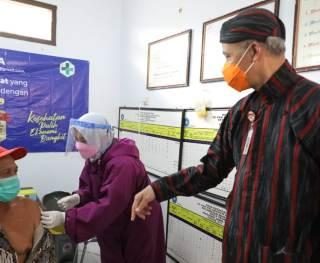 Gubernur Ganjar Pranowo melihat vaksinasi untuk lansia di Puskesmas Kaligangsa, Kota Tegal, Kamis (10/6)