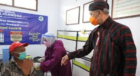 Gubernur Ganjar Pranowo melihat vaksinasi untuk lansia di Puskesmas Kaligangsa, Kota Tegal, Kamis (10/6)