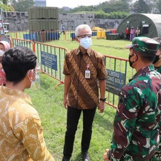 Gubernur Ganjar Pranowo melihat Rumah Sakit Darurat Covid-19 (RSDC) di Benteng Vastenburg, Kota Surakarta, Rabu (30/6)