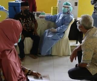 Gubernur Jateng Ganjar Pranowo mengunjungi salah satu kegiatan vaksinasi di Kabupaten Pekalongan