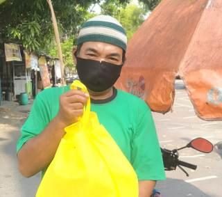 Proses distribusi sembako kepada para pedagang kaki lima di wilayah Klipang  (dok Tim Bangga Donasi)