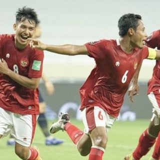 Evan Dimas melakukan selebrasi usai mencetak gol.
