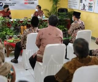 Gubernur Ganjar Pranowo berdialog dengan warga desa "Damai Berbudaya" Nglinggi, Klaten, Selasa (1/6)
