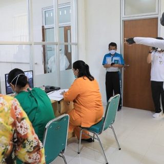 Gubernur Jateng Ganjar Pranowo disela gowes meninjau RSJ Amino Gondohutomo untuk mengecek kesiapan fasilitas pelayanan pasien Covid-19