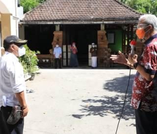 Gubernur Ganjar Pranowo meninjau Jogo Tonggo dan isolasi mandiri warga Desa Tijayan, Klaten, Rabu (16/6)