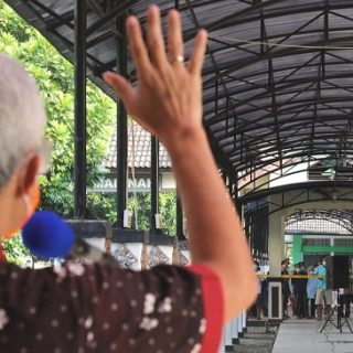 Gubernur Ganjar Pranowo menyapa dari kejauhan warga Kudus yang menjalani isolasi di Donohudan, Boyolali