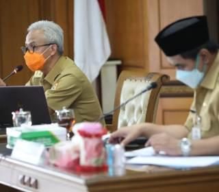 Gubernur Ganjar Pranowo didampingi Wagub Taj Yasin Maimoen memimpin rapat penanganan Covid-19 di kantornya, Senin (14/6)