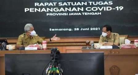 Rapat penanganan Covid-19 Jateng yang dipimpin Gubernur Ganjar Pranowo, Senin