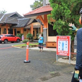 Gubernur Ganjar Pranowo meninjau kompleks BPSDMD Jateng sekaligus melihat kesiapan tambahan tempat karantina bagi pasien Covid, Kamis (17/6)