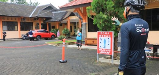 Gubernur Ganjar Pranowo meninjau kompleks BPSDMD Jateng sekaligus melihat kesiapan tambahan tempat karantina bagi pasien Covid, Kamis (17/6)