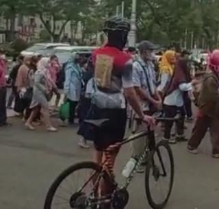Di sela gowes, Gubernur Ganjar Pranowo ikut menertibkan warga yang bergerombol di Sentra Vaksinasi Grhadika