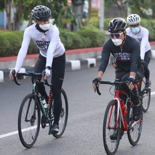 Ulama asal Yogyakarta Gus Miftah menemani Gubernur Jateng Ganjar Pranowo gowes sambil mengingatkan warga tentang pentingnya prokes