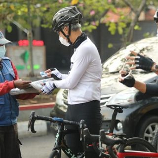 Gubernur Jateng Ganjar Pranowo mengajak ulama asal Yogyakarta Gus Miftah gowes ke pasar dan kampung sekaligus kampanye prokes