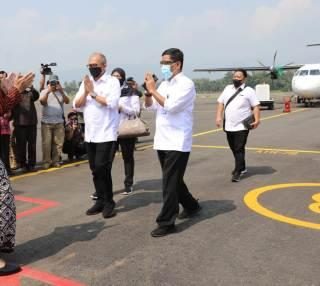 Gubernur Jateng Ganjar Pranowo didampingi Bupati Purbalingga Dyah Hayuning Pratiwi menyambut penumpang dari pesawat komersil pertama yang mendarat di Bandara Jenderal Besar Soedirman