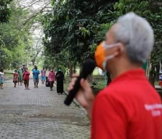 Gubernur Ganjar Pranowo menyapa pasien Covid-19 yang menjalani isolasi di Technopark Ganesha Sukowati, Sragen, Sabtu (12/6)