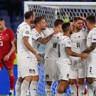 Para pemain Italia merayakan kemenangan 3-0 atas Turki pada laga perdana Piala Eropa 2020, Sabtu dini hari tadi.