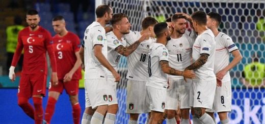 Para pemain Italia merayakan kemenangan 3-0 atas Turki pada laga perdana Piala Eropa 2020, Sabtu dini hari tadi.