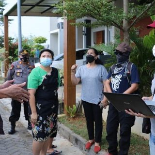 Gubernur Ganjar Pranowo menyapa warga yang menjadi Satgas Jogo Tonggo di perumahan cluster di Kedungdowo Kecamatan Kaliwungu, Kudus, Selasa (8/6)
