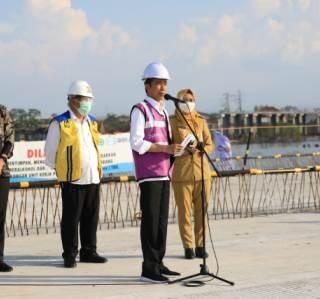 Gubernur Ganjar Pranowo mendampingi Presiden Joko Widodo meninjau proyek Jalan Tol Semarang-Demak, dalam rangka kunjungan kerja di Jawa Tengah, Jumat (11/6)