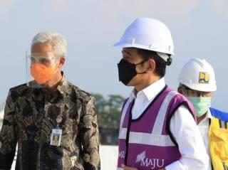 Presiden Joko Widodo didampingi Gubernur Ganjar Pranowo melakukan kunjungan ke Jalan Tol Semarang - Demak di Kabupaten Demak, Jumat (11/6)