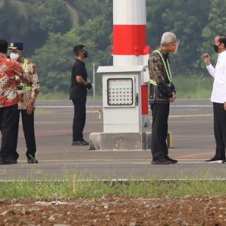 Presiden Joko Widodo berbincang dengan Gubernur Ganjar Pranowo saat meninjau progres pembangunan Bandara Jenderal Besar Soedirman, Purbalingga, Jumat (11/6)