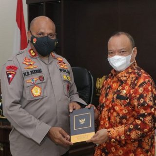 Editor buku “Masyarakat Pancasila” AM Putut Prabantoro bersama Kapolda Papua Irjen Pol Mathius D Fakhiri, di ruang kerjanya, Jayapura, Selasa (22/6)