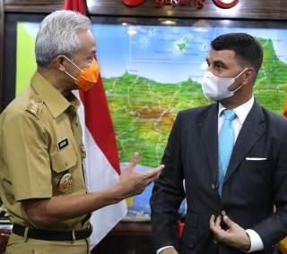 Gubernur Jateng Ganjar Pranowo berbincang dengan Duta Besar Austria untuk Indonesia, Johannes Peterlik di ruang kerja gubernur