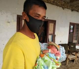 Listyanti, warga Desa Segorogunung Karanganyar harus menjalani isolasi setelah diketahui terpapar Covid saat melahirkan. Sementara kondisi bayinya sehat