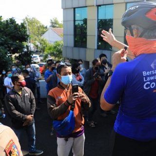 Gubernur Ganjar Pranowo melihat sentra vaksinasi di gedung UTC Semarang. Gubernur Ganjar sempat menertibkan antrean peserta vaksin yg terlihat berkerumun. Selasa (22/6)