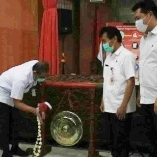 Asisten Administrasi Pembangunan, Ekonomi dan Kesra, Widoyono didampingi Kepala Dinas Perikanan dan Kelautan Kota Semarang, Nurkholis malaunching aplikasi Siap Semarang