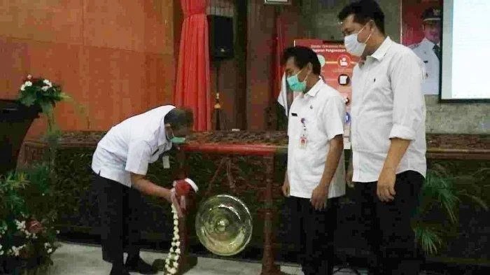 Asisten Administrasi Pembangunan, Ekonomi dan Kesra, Widoyono didampingi Kepala Dinas Perikanan dan Kelautan Kota Semarang, Nurkholis malaunching aplikasi Siap Semarang