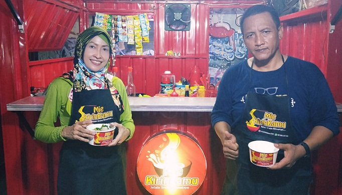 Nancy dan suaminya berpose dengan membawa mie ayam andalan