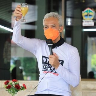 Gubernur Jawa Tengah, Ganjar Pranowo, melaunching Gerakan Minum Jamu di halaman kantor Pemprov Jateng, Jumat (18/6)