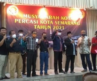 Ketua Percasi Kota Semarang terpilih, Didik Sakti Aji bersama Eko Puji Santoso dan para pengurus klub catur Semarang berfoto bersama seusai pelaksanaan musyawarah kota, di Gedung Juang 45, Semarang, Minggu (6/6).