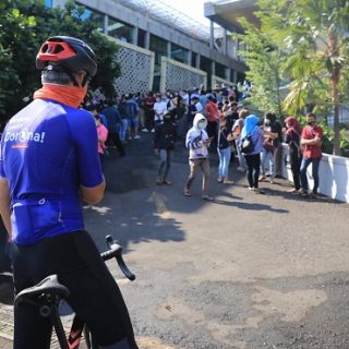 Gubernur Ganjar Pranowo melihat sentra vaksinasi di gedung UTC Semarang. Kalangan anak muda banyak yang antusias antre untuk divaksin, Selasa (22/6)
