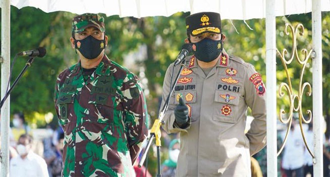 Pangdam IV/Diponegoro Mayjen TNI Rudianto dan Kapolda Jateng Irjen Pol Ahmad Luthfi saat mengunjungi Kabupaten Kudus.