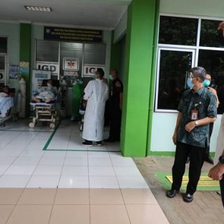 Gubernur Jateng Ganjar Pranowo melakukan sidak penanganan Covid-19 di RSUD Kartini Jepara. Tampak 4 pasien belum mendapat penanganan
