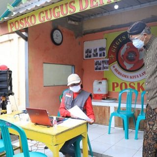 Gubernur Ganjar Pranowo mengunjungi tempat isolalasi mandiri warga dan program Jogo Tonggo di Kelurahan Cepu, Blora. Kamis (24/6)