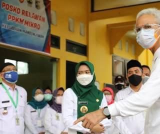 Gubernur Ganjar Pranowo melihat relawan Satgas Jogo Tonggo serta tempat isolasi yang diperuntukkan bagi pasien tanpa gejala Covid-19 di Kelurahan Mangunjiwan, Kabupaten Demak, Jumat (18/6)