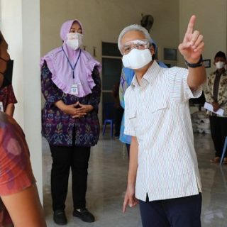 Gubernur Ganjar Pranowo melihat pelaksanaan Jogo Tonggo mengantisipasi penyebaran Covid-19 di Desa Banyuputih, Jepara, Selasa (15/6)