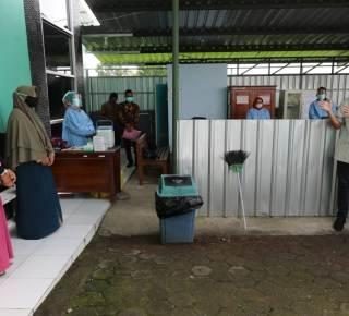 Gubernur Jateng Ganjar Pranowo mengunjungi Puskesmas Wonokerto 2 Kabupaten Pekalongan yang dioptimalkan menjadi rumah sakit darurat Covid-19