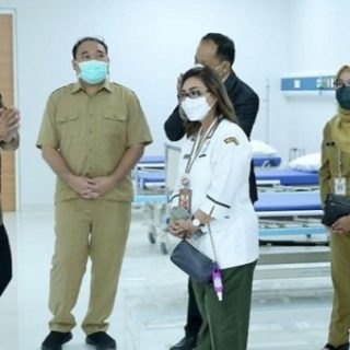 Wali Kota Semarang Hendrar Prihadi bersama Kepala Dinas Kesehatan Kota Semarang Mochamad Abdul Hakam (samping kanan) dan  Direktur Rumah Sakit Umum Daerah KRMT Wongsonegoro (RSWN) Susi Herawati (seragam putih).