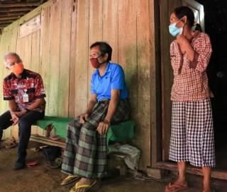 Gubernur Ganjar Pranowo mengunjungi rumah keluarga Purmanto di Desa Sumberejo, Kab. Semarang dan menyerahkan bantuan RTLH, Rabu (16/6)