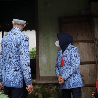 Gubernur Ganjar Pranowo melihat rumah tidak layak huni (RTLH) milik Jamin, warga Dusun Duwari, Pengkol, Grobogan, Kamis (17/6)