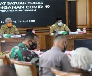 Gubernur Ganjar Pranowo mengikuti Rakor melalui daring terkait vaksinasi yang dipimpin oleh Menkes sekaligus memimpin Rakor Penanganan Covid-19 di Jateng, Senin (14/6)