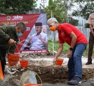 Gubernur Ganjar Pranowo melakukan peletakan batu pertama menandai dibangunnya SMA Negeri Tawangmangu, Sabtu (12/6)