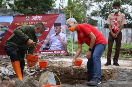 Gubernur Ganjar Pranowo melakukan peletakan batu pertama menandai dibangunnya SMA Negeri Tawangmangu, Sabtu (12/6)