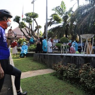 Gubernur Ganjar Pranowo mengunjungi tempat karantina pasien Covid-19 di Rumah Dinas Walikota Semarang. Selasa (22/6)