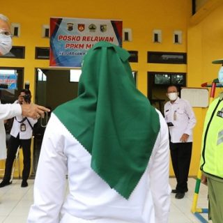 Gubernur Ganjar Pranowo meninjau ketersediaan fasilitas isolasi untuk pasien Covid-19 di Demak
